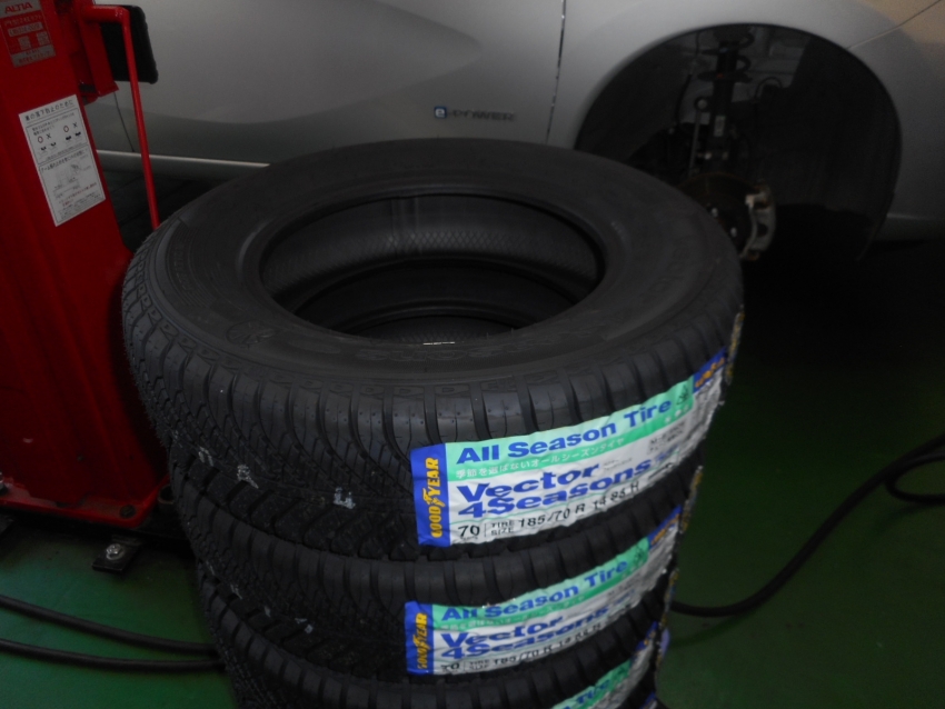 日産ノート グッドイヤーベクター4シーズンズ 185/70R14｜タイヤ市場西